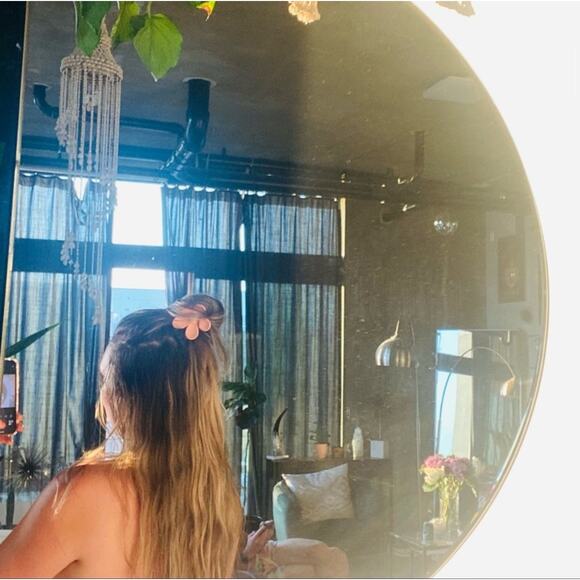 NEW FREE PEOPLE Light Baby Pink Daisy Flower Claw Clip Hair Retro Oversized Updo - Picture 6 of 7